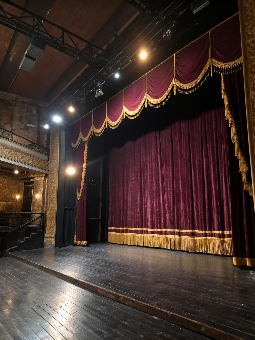 CONTEMPORARY STAGE SET